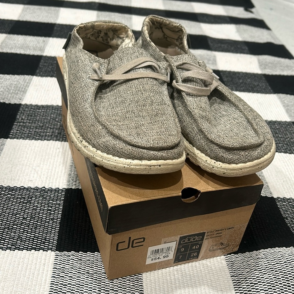 Hey Dudes, women’s size 9